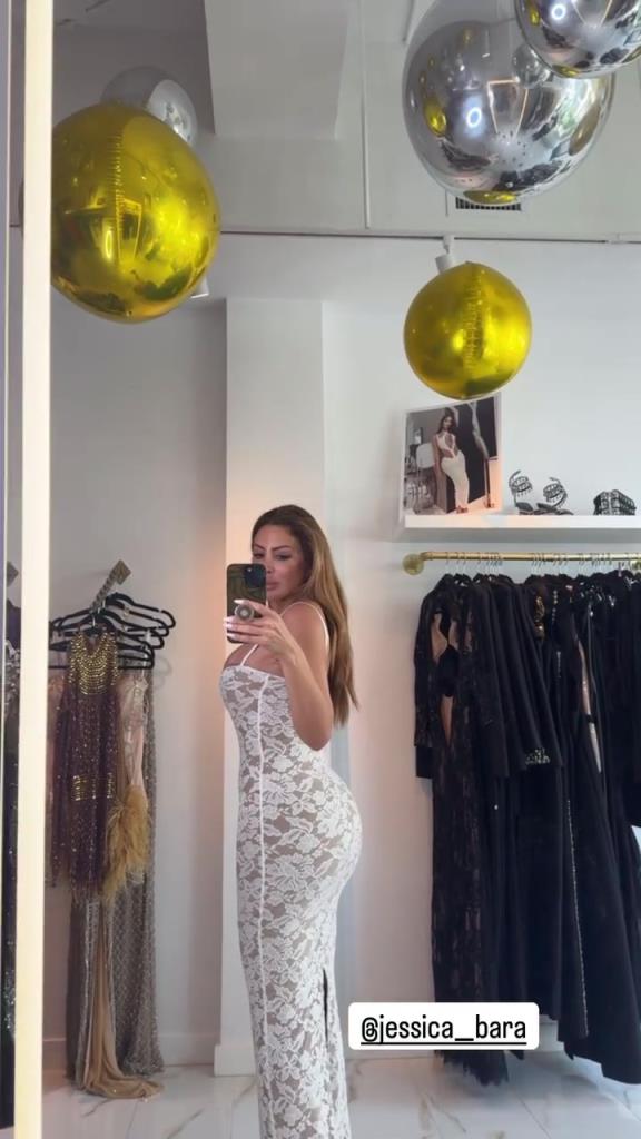 徐娘半老！皮蓬前妻穿吊帶裙自拍，這身材也太炸裂了！