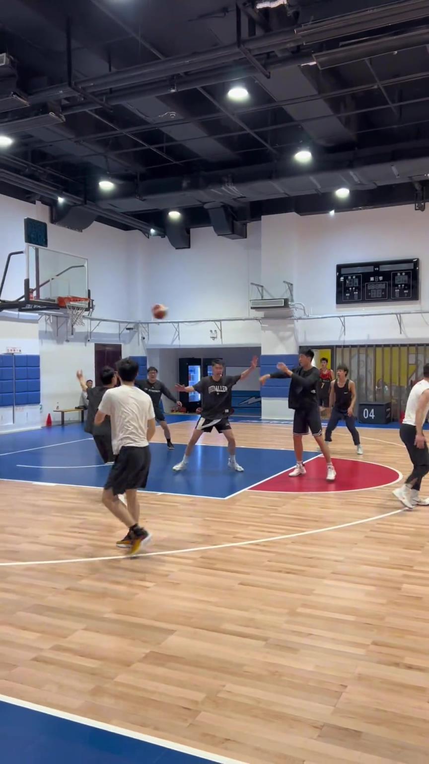 對手回家后：老婆，我今天在野球場匹配到巔峰馬刺隊了！