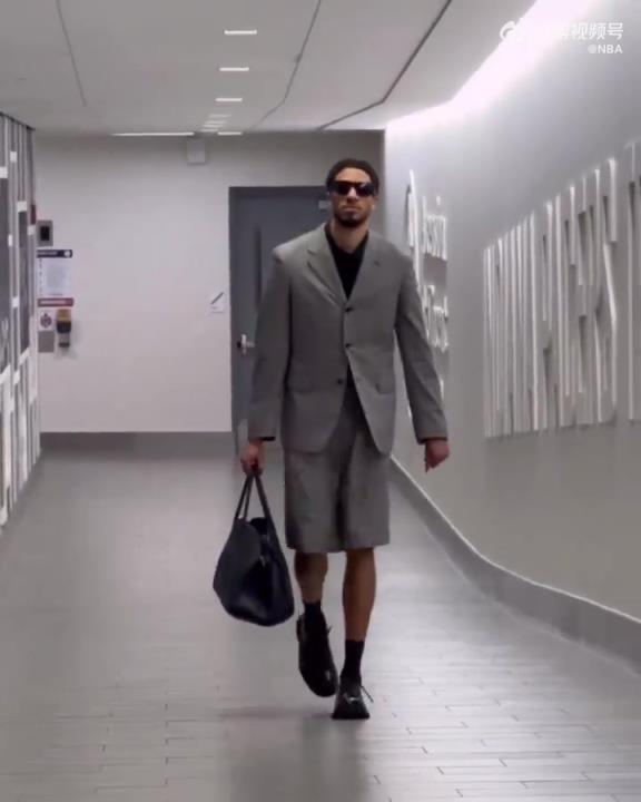 時尚潮男！哈利今日一身灰西裝短褲墨鏡搭配入場 腿真細！