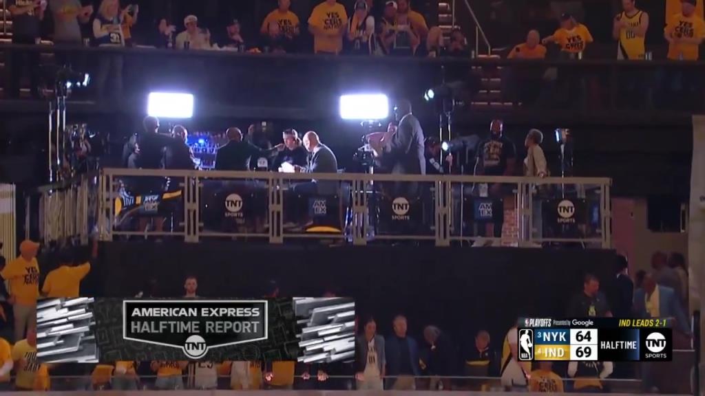 啊？轉播鏡頭給到解說看臺，奧尼爾居然抱著一個人在彎舉