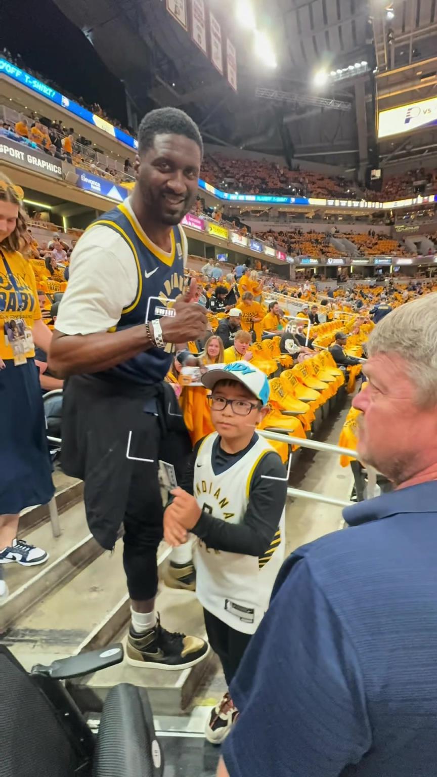 現在真成高圓圓了！步行者名宿希伯特現身主場給小球迷簽名