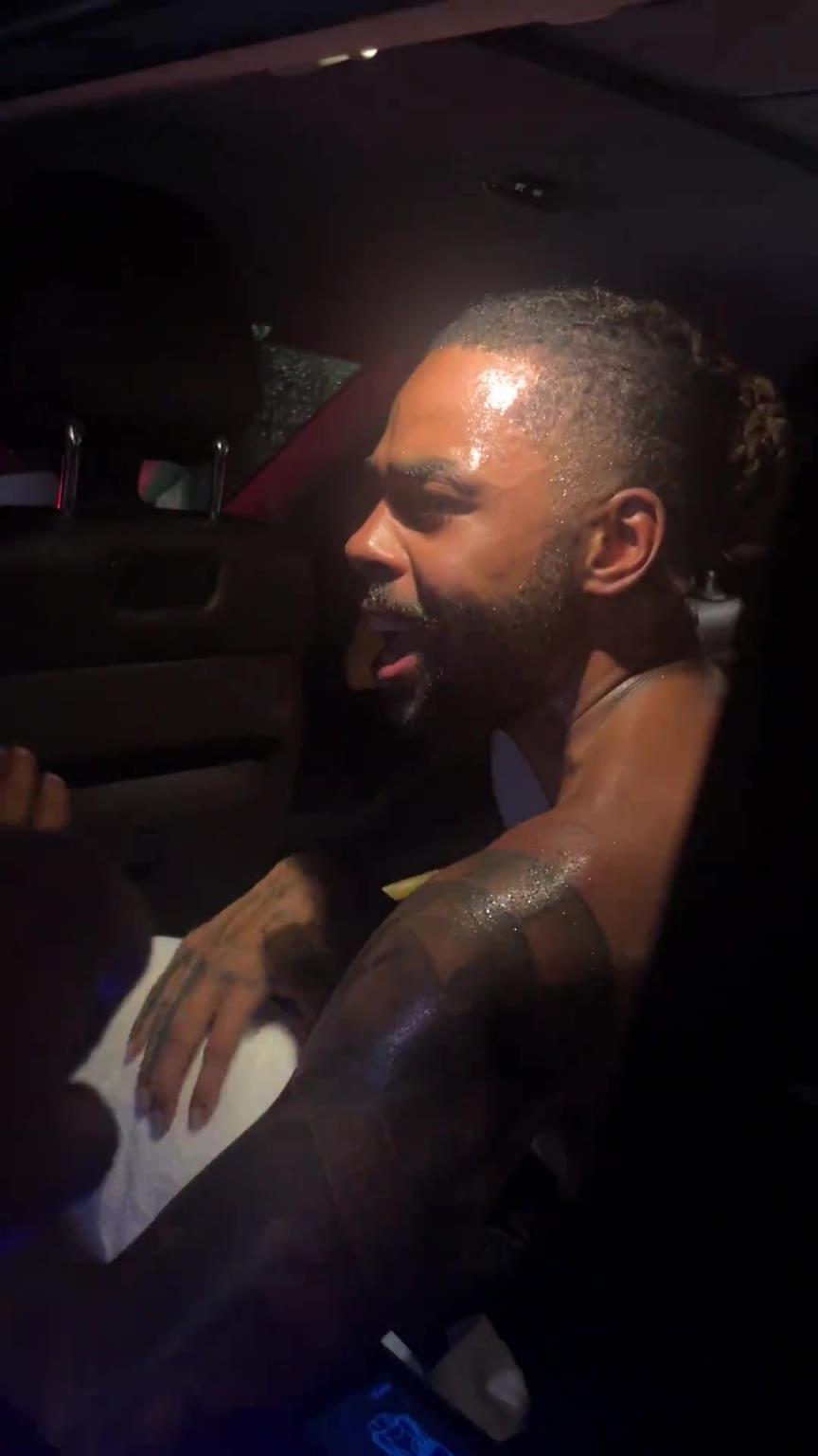 太熱情了！拉塞爾中國行坐車離開球迷們被團團圍住