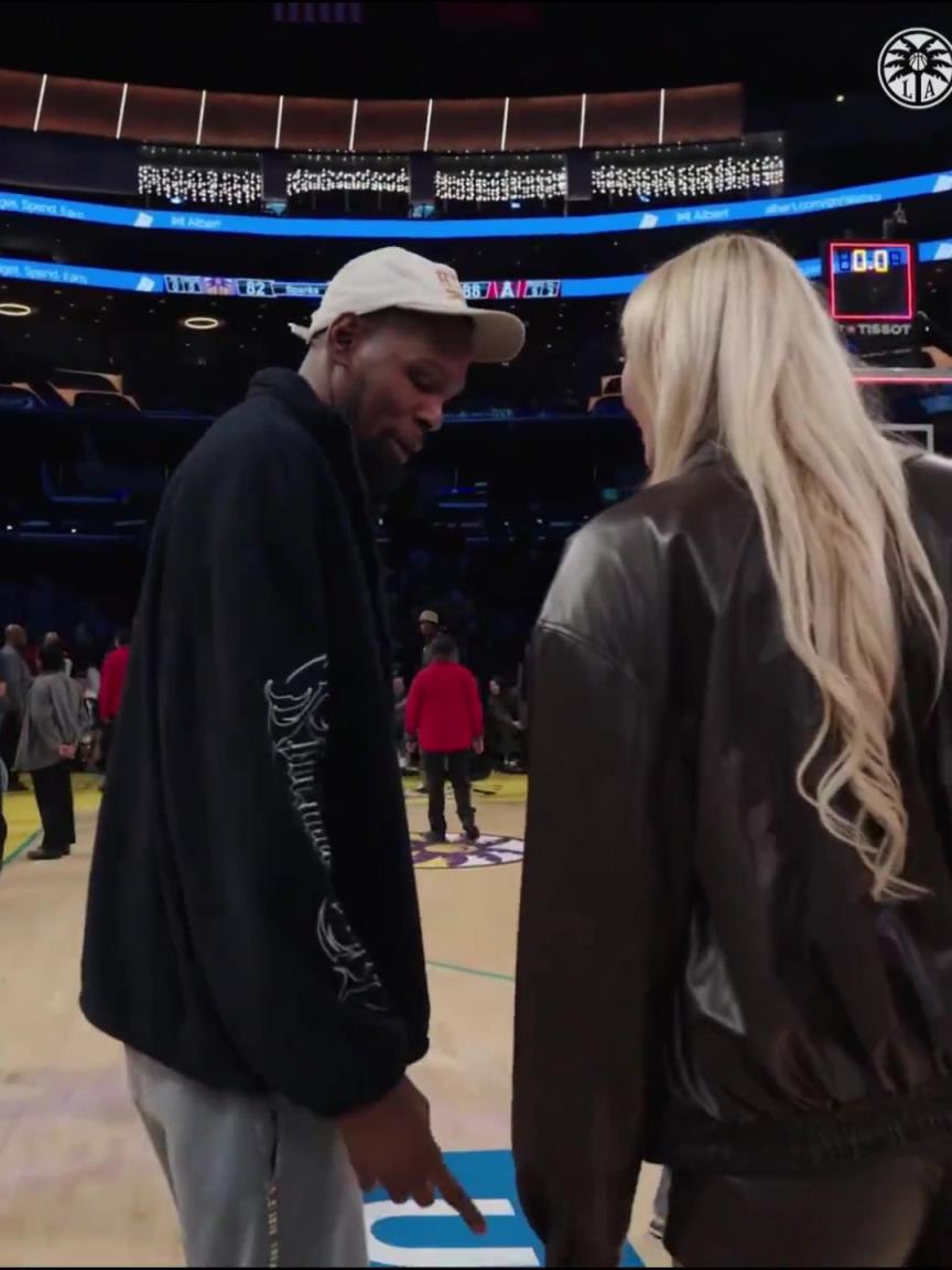 小帥這氣質！杜蘭特與庫里教妹布林克擁抱，眼睛好像一直偷瞟布林克大長腿