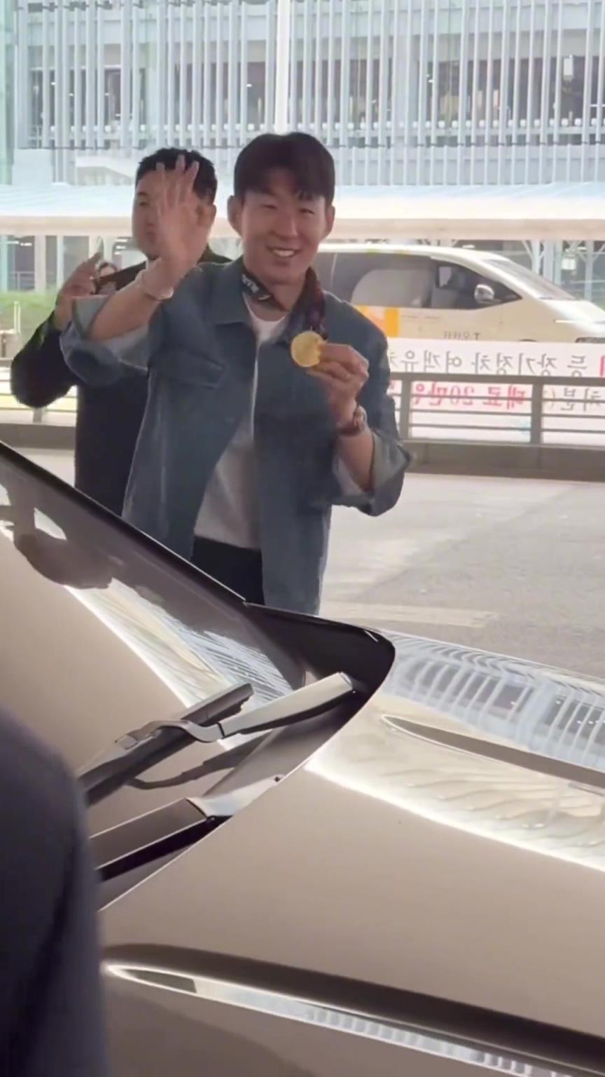 衣錦還鄉(xiāng)！孫興慜返回韓國，眾多女球迷讓其把歐聯(lián)獎(jiǎng)牌戴上