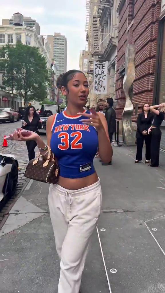 哇塞！一豐滿尼克斯女球迷身穿唐斯球衣，真是太吸引眼球了