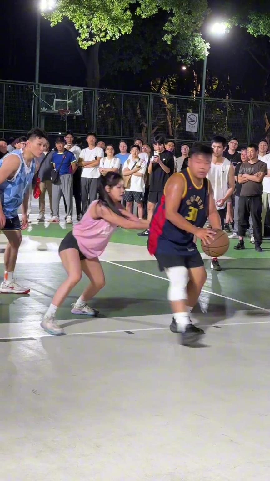 這哥們看見防自己的是女生，一個勁背打，球也不傳了